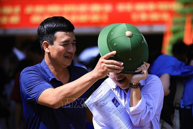 Phụ huynh đón thí sinh sau khi kết thúc môn thi buổi sáng tại điểm trường THPT Hoàng Văn Thụ, thành phố Hòa Bình. Ảnh: Trọng Đạt - TTXVN
