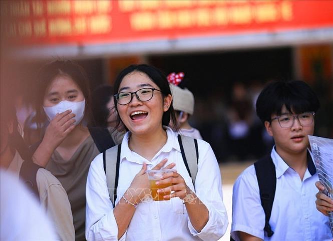 Thí sinh hoàn thành môn thi buổi sáng tại điểm trường THPT Hoàng Văn Thụ, thành phố Hòa Bình. Ảnh: Trọng Đạt - TTXVN