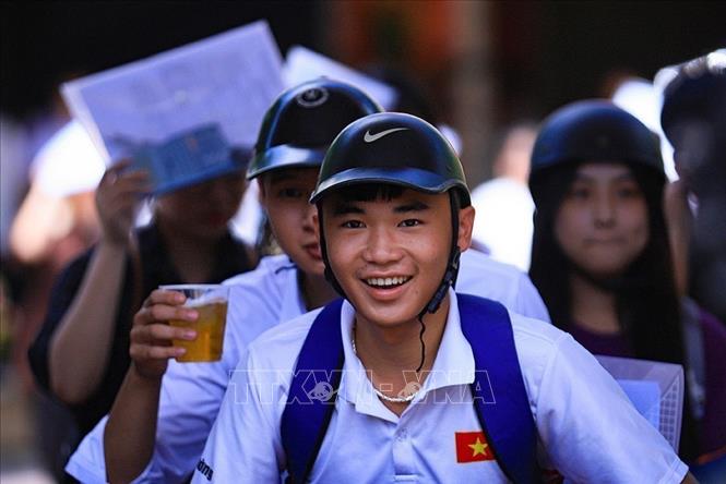 Thí sinh hoàn thành bài thi Ngữ văn, môn thi đầu tiên tại điểm trường THPT Hoàng Văn Thụ, thành phố Hòa Bình. Ảnh: Trọng Đạt - TTXVN