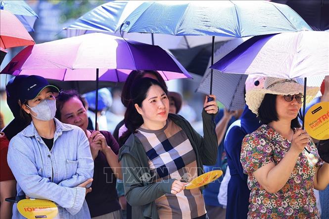 Phụ huynh chờ đón các thí sinh trong buổi thi môn Ngữ văn tại điểm thi Trường THPT Hoàng Văn Thụ, thành phố Hòa Bình. Ảnh: Trọng Đạt - TTXVN