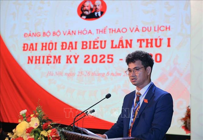 Cục trưởng Cục Biểu diễn nghệ thuật Nguyễn Xuân Bắc trình bày tham luận tại Đại hội. Ảnh: Hoàng Hiếu - TTXVN