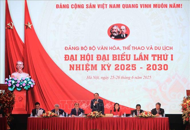 Uỷ viên Trung ương Đảng, Uỷ viên Ban thường vụ Đảng uỷ Chính phủ, Bí thư Đảng uỷ, Bộ trưởng Bộ VH,TT&DL Nguyễn Văn Hùng phát biểu. Ảnh: Hoàng Hiếu - TTXVN