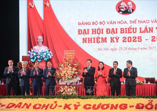 Phó Thủ tướng Mai Văn Chính thay mặt Đảng bộ Chính phủ trao tặng lẵng hoa chúc mừng Đại hội Đảng bộ Bộ Văn hóa, Thể thao và Du lịch lần thứ nhất, nhiệm kỳ 2025 - 2030. Ảnh: Hoàng Hiếu - TTXVN