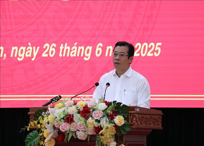 Ông Nguyễn Thành Phú, Giám đốc Sở Tài Chính tỉnh Ninh Thuận, thông qua tờ trình của UBND tỉnh về phương án phát triển đối với khu vực Quy hoạch xây dựng nhà máy điện hạt nhân và các dự án thành phần liên quan đến dự án. Ảnh: Công Thử - TTXVN