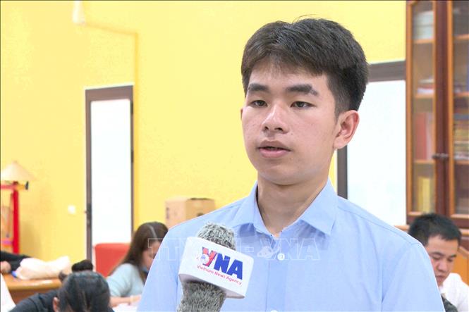 Em Souliya Phanthulaatsa, học viên gốc Việt trả lời phóng vấn phóng viên TTXVN. Ảnh: Đỗ Bá Thành. PV TTXVN tại Lào
