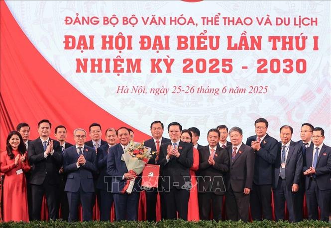 Phó Thủ tướng Mai Văn Chính trao các quyết định chỉ định Ban Chấp hành, Ban Thường vụ, Bí thư, Phó Bí thư Đảng ủy và tặng hoa chúc mừng Ban Chấp hành Đảng bộ Bộ Văn hoá, Thể thao và Du lịch nhiệm kỳ 2025-2030. Ảnh: Hoàng Hiếu - TTXVN