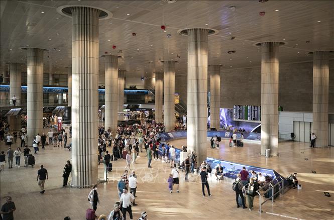 Hành khách tại sân bay quốc tế Ben Gurion, gần Tel Aviv, Israel. Ảnh: THX/TTXVN