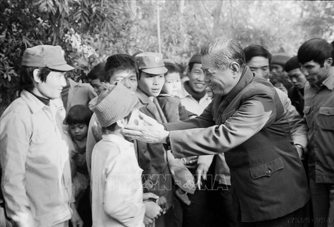 Tổng Bí thư Nguyễn Văn Linh thăm, chúc Tết cán bộ, xã viên xã Giai Phạm, huyện Mỹ Văn, tỉnh Hải Hưng (1987). Ảnh: Xuân Lâm – TTXVN