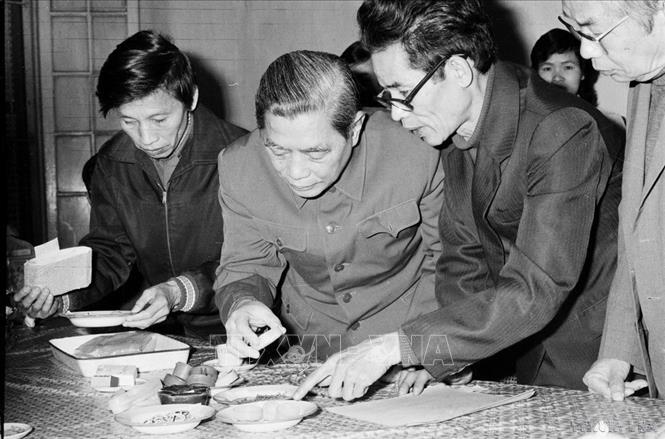 Tổng Bí thư Nguyễn Văn Linh xem các sản phẩm do thương binh trường Thương binh hỏng mắt (Hà Nội) làm (1987). Ảnh: Xuân Lâm - TTXVN