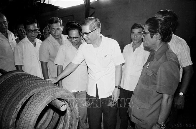 Tổng Bí thư Nguyễn Văn Linh thăm xí nghiệp công ty hợp doanh cao su Phạm Hiệp (Sở Giao thông vận tải thành phố Hồ Chí Minh), ngày 6/2/1987. Ảnh: Phạm Độ - TTXVN