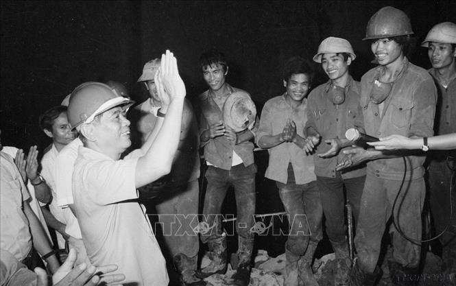 Tổng Bí thư Nguyễn Văn Linh nói chuyện với công nhân xây dựng hầm tổ máy số 1, thủy điện Hòa Bình (3/5/1987). Ảnh: Xuân Lâm - TTXVN