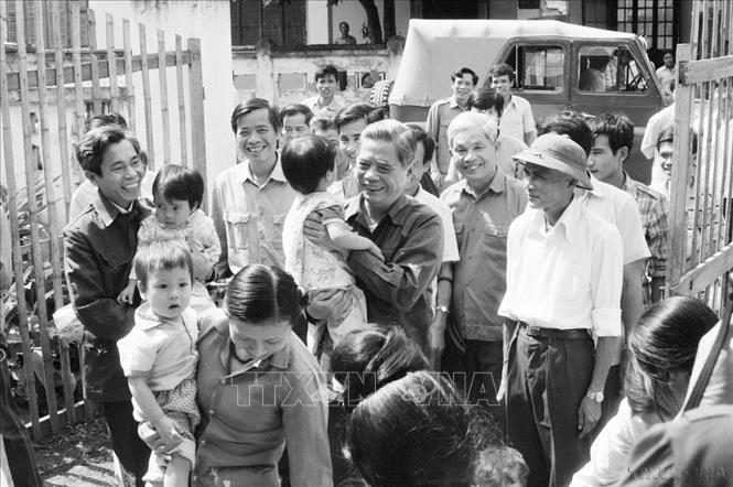 Tổng Bí thư Nguyễn Văn Linh thăm nhà trẻ thị xã Sơn La (1987). Ảnh: Xuân Lâm - TTXVN