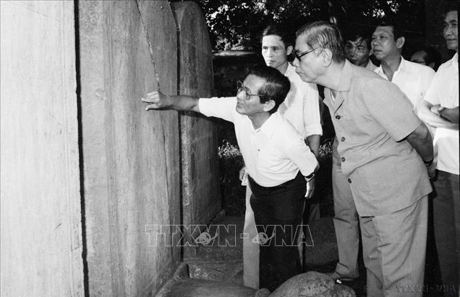Giáo sư sử học Phan Huy Lê giới thiệu với Tổng Bí thư Nguyễn Văn Linh về di tích lịch sử Văn Miếu - Quốc tử giám (1987). Ảnh: Xuân Lâm - TTXVN