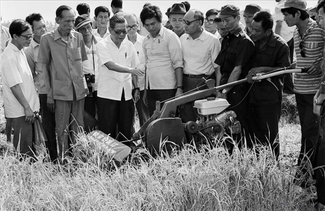 Tổng Bí thư Nguyễn Văn Linh xem máy cắt lúa của Hợp tác xã Phước Tứ (Long An, 1988). Ảnh: Xuân Lâm - TTXVN