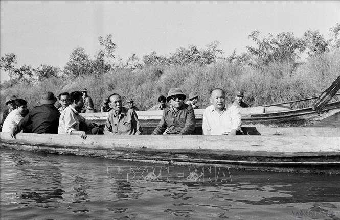 Tổng Bí thư Nguyễn Văn Linh thăm huyện Mộc Hóa (Long An, 1988). Ảnh: Xuân Lâm - TTXVN