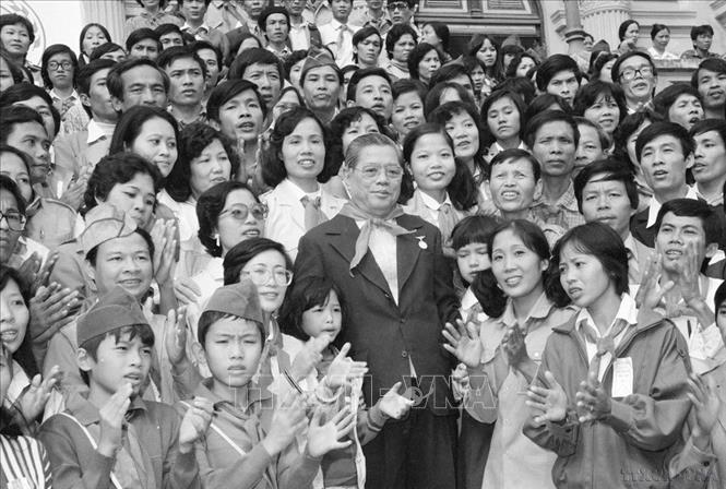 Tổng Bí thư Nguyễn Văn Linh gặp mặt đoàn đại biểu dự Hội nghị cán bộ phụ trách thiếu nhi giỏi toàn quốc (13/11/1988). Ảnh: Xuân Lâm - TTXVN