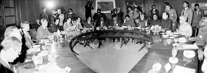 Tổng Bí thư Nguyễn Văn Linh hội đàm với Thủ tướng Rajiv Gandhi trong chuyến thăm hữu nghị Ấn Độ từ ngày 23 - 28/1/1989. Ảnh: Xuân Lâm - TTXVN