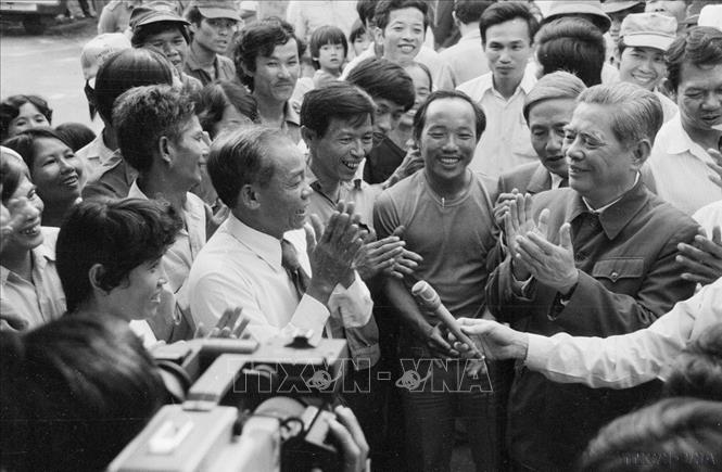 Tổng Bí thư Nguyễn Văn Linh nói chuyện với cán bộ, công nhân nhà máy đường Quảng Ngãi, đơn vị quốc doanh của tỉnh Nghĩa Bình (1989). Ảnh: Xuân Lâm - TTXVN