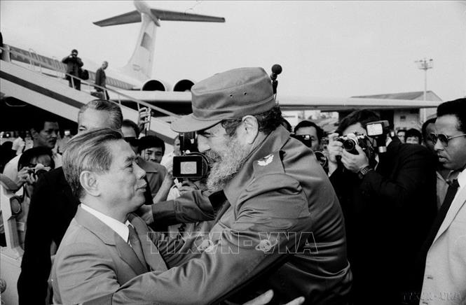 Chủ tịch Hội đồng nhà nước, Chủ tịch Hội đồng Bộ trưởng Fidel Castro đón Tổng Bí thư Nguyễn Văn Linh thăm hữu nghị chính thức Cuba từ ngày 24 - 29/4/1989. Ảnh: Xuân Lâm - TTXVN