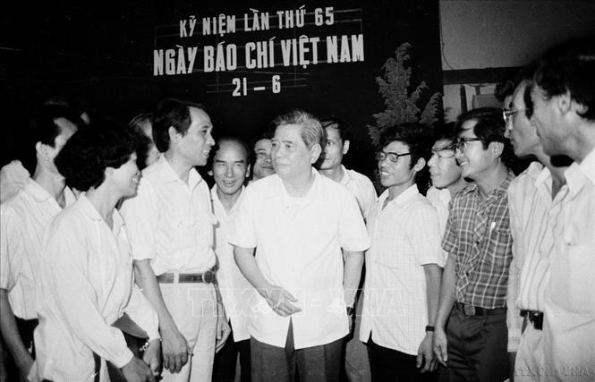 Tổng Bí Thư Nguyễn Văn Linh nói chuyện với các nhà báo tại Lễ kỷ niệm 65 năm Ngày Báo chí Cách mạng Việt Nam (21/6/1990). Ảnh: Xuân Lâm - TTXVN