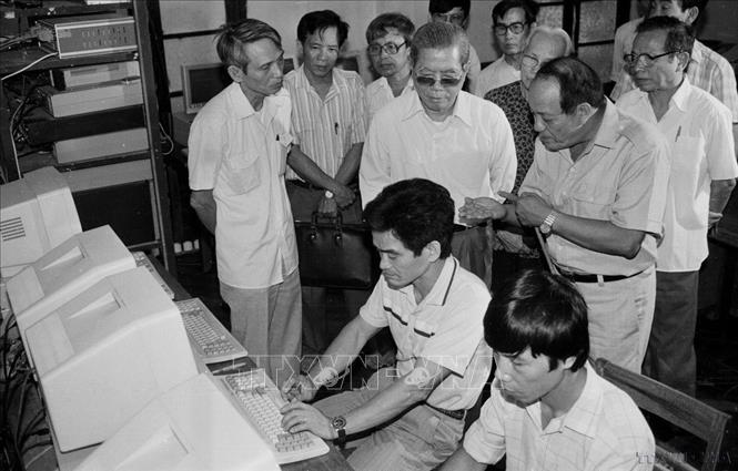 Tổng Bí Thư Nguyễn Văn Linh thăm phòng vi tính của Thông tấn xã Việt Nam (16/9/1990). Ảnh: Xuân Lâm - TTXVN