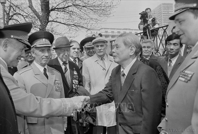 Các cựu chiến binh Liên Xô chào mừng Tổng Bí thư Nguyễn Văn Linh trong chuyến thăm Liên Xô (Moscow, 1991). Ảnh: Minh Đạo - TTXVN