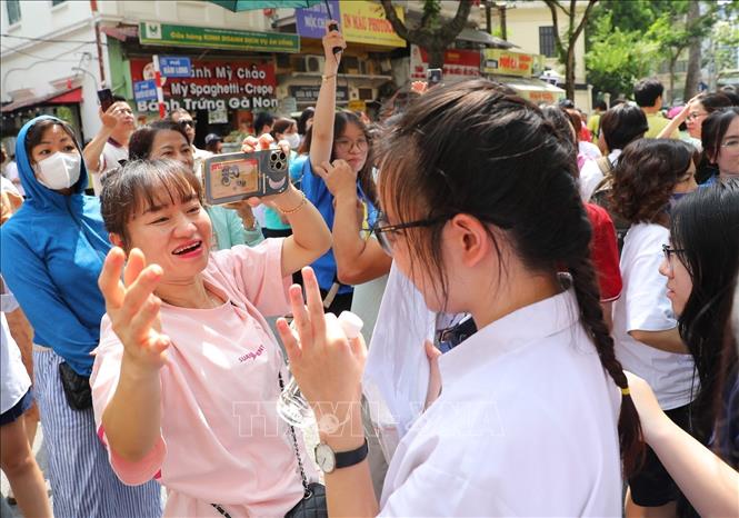 Niềm vui của mẹ khi con làm tốt bài thi Ngữ văn sáng 26/6/2025, tại điểm trường THCS Ngô Sĩ Liên (quận Hoàn Kiếm). Ảnh: Khánh Hoà - TTXVN