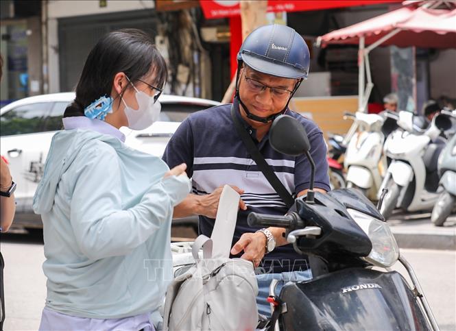 Đồng hành cùng con trên mọi cung đường học hành. Ảnh: Khánh Hoà - TTXVN
