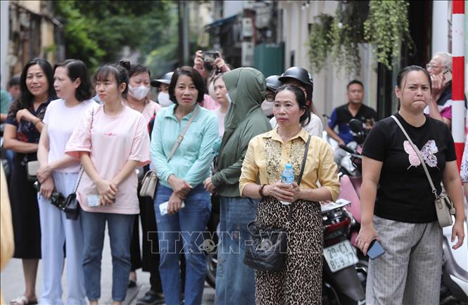 Hồi hộp, lo lắng là tâm trạng chung của các bậc phụ huynh tâp trung quanh địa điểm thi. Ảnh: Thành Phương – TTXVN