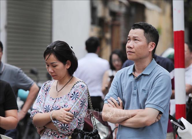 Phụ huynh hồi hộp, lo lắng, chờ đợi thí sinh ngày thi đầu tiên tại điểm thi Trường THCS Ngô Sĩ Liên (quận Hoàn Kiếm). Ảnh: Thành Phương – TTXVN