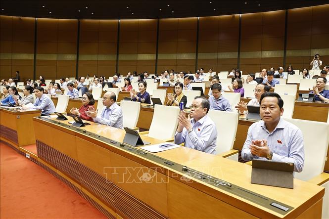Đại biểu Quốc hội tán thành việc thông qua luật và các nghị quyết chiều 26/6. Ảnh: Doãn Tấn - TTXVN
