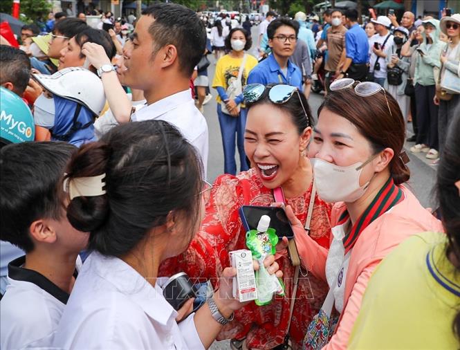 Kết thúc môn thi Ngữ văn, đón con trong niềm vui hết cỡ. Ảnh: Khánh Hoà - TTXVN