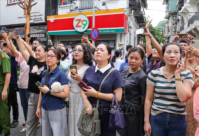 Các phụ huynh chờ đón thí sinh tại điểm trường THCS Ngô Sĩ Liên (quận Hoàn Kiếm). Ảnh: Khánh Hoà - TTXVN