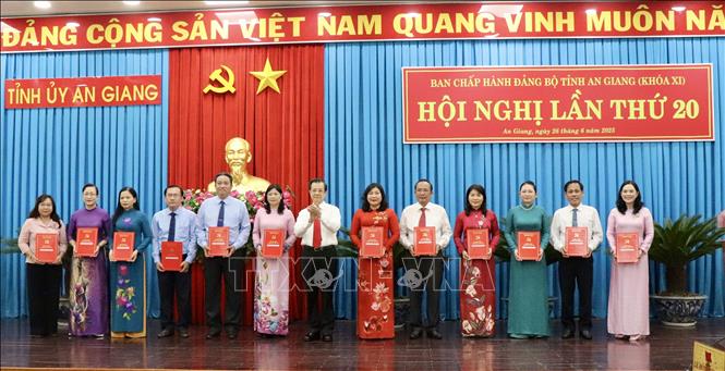 Lãnh đạo Tỉnh ủy An Giang trao các Quyết định điều động cán bộ do Ban Thường vụ Tỉnh ủy An Giang quản lý.  Ảnh: Thanh Sang-TTXVN
