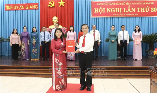 Ông Lê Hồng Quang, Bí thư Tỉnh ủy An Giang (bên phải) trao Quyết định điều động, chỉ định bà Trần Thị Ngọc Diễm, giám đốc Sở Giáo dục và Đào tạo tỉnh giữ chức Bí thư Đảng uỷ phường Bình Đức, tỉnh An Giang, nhiệm kỳ 2025-2030. Ảnh: Thanh Sang-TTXVN