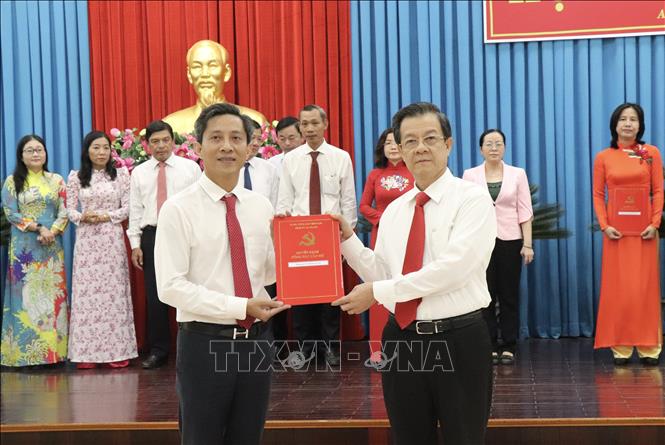 Ông Lê Hồng Quang, Bí thư Tỉnh ủy An Giang (bên phải) trao Quyết định điều động, chỉ định ông Võ Minh Tuấn, Phó giám đốc Sở Khoa học và Công nghệ tỉnh giữ chức Bí thư Đảng uỷ xã Mỹ Hoà Hưng, tỉnh An Giang nhiệm kỳ 2025-2030. Ảnh: Thanh Sang-TTXVN