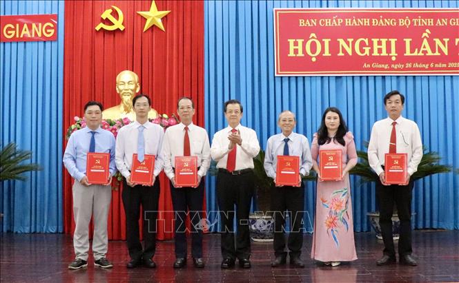 Ông Lê Hồng Quang, Bí thư Tỉnh ủy An Giang trao Quyết định bổ nhiệm lãnh đạo Báo và Phát thanh Truyền hình An Giang. Ảnh: Thanh Sang-TTXVN