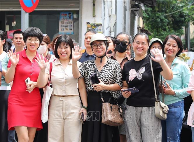 Các phụ huynh chờ đón thí sinh tại điểm trường THCS Ngô Sĩ Liên (quận Hoàn Kiếm, Hà Nội). Ảnh: Khánh Hoà - TTXVN