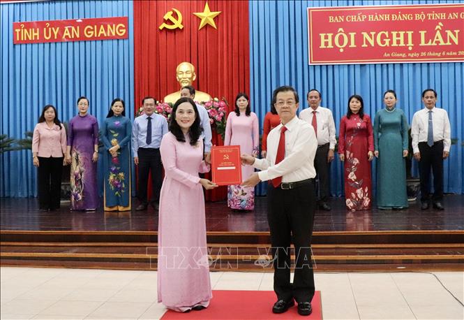 Ông Lê Hồng Quang, Bí thư Tỉnh ủy An Giang (bên phải) trao Quyết định điều động, chỉ định bà Đặng Thị Hoa Rây, Chủ tịch Uỷ ban Mặt trận Tổ quốc Việt Nam tỉnh An Giang giữ chức Bí thư Đảng uỷ xã An Châu, nhiệm kỳ 2025-2030. Ảnh: Thanh Sang-TTXVN
