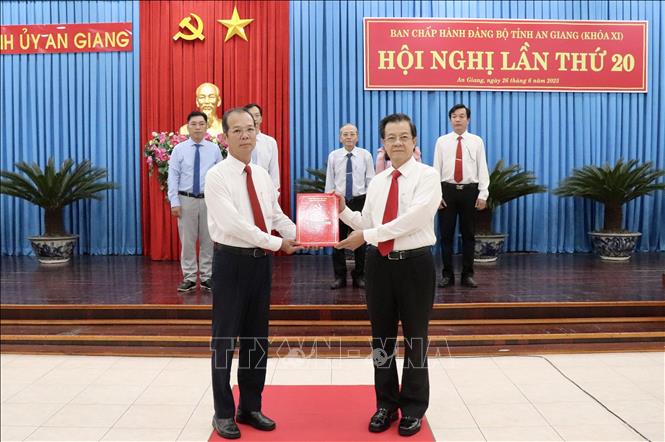 Ông Lê Hồng Quang, Bí thư Tỉnh ủy An Giang (bên phải) trao Quyết định bổ nhiệm ông Nguyễn Xuân Bằng, Giám đốc Đài Phát thanh-Truyền hình An Giang giữ chức Tổng Biên tập Báo và Phát thanh-Truyền hình An Giang. Ảnh: Thanh Sang-TTXVN
