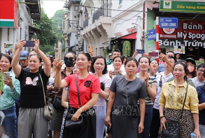 Các phụ huynh chờ đón thí sinh tại điểm trường THCS Ngô Sĩ Liên (quận Hoàn Kiếm, Hà Nội). Ảnh: Khánh Hoà - TTXVN