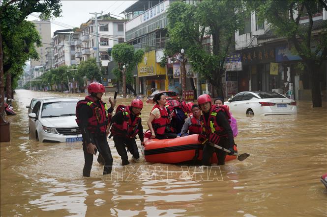 Lực lượng cứu hộ sơ tán người dân khỏi vùng ngập lụt tại tỉnh Quý Châu, Trung Quốc. Ảnh: THX/TTXVN