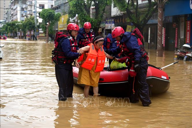 Lực lượng cứu hộ sơ tán người dân khỏi vùng ngập lụt tại tỉnh Quý Châu, Trung Quốc. Ảnh: THX/TTXVN