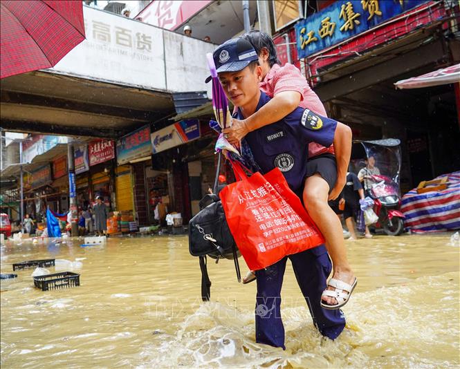 Lực lượng cứu hộ sơ tán người dân khỏi vùng ngập lụt tại tỉnh Quý Châu, Trung Quốc. Ảnh: THX/TTXVN