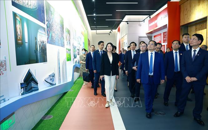 Thủ tướng Phạm Minh Chính thăm Triển lãm thành tựu phát triển của Khu Phố Đông. Ảnh: Dương Giang-TTXVN