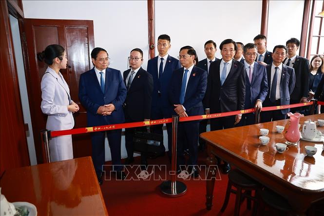 Thủ tướng Phạm Minh Chính thăm Di tích nơi diễn ra Đại hội lần thứ nhất của Đảng Cộng sản Trung Quốc. Ảnh: Dương Giang-TTXVN     
