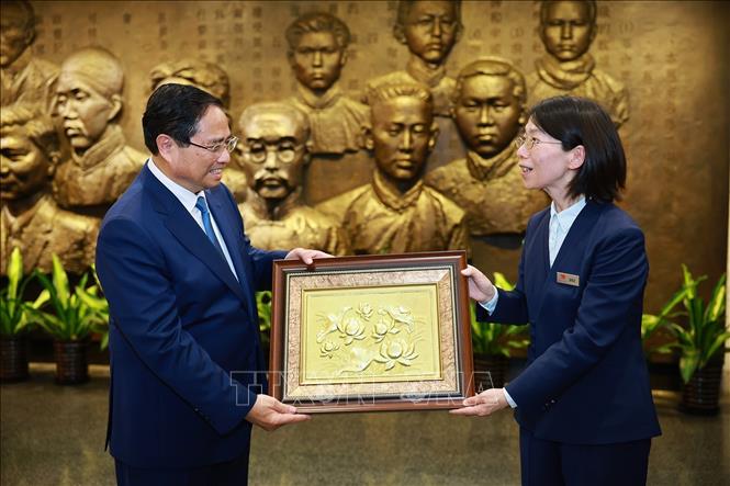 Thủ tướng Phạm Minh Chính tặng quà lưu niệm cho Ban quản lý Di tích. Ảnh: Dương Giang-TTXVN 
