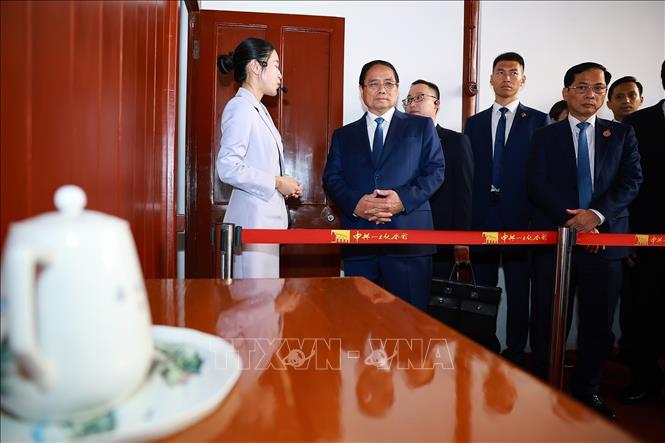 Thủ tướng Phạm Minh Chính thăm Di tích nơi diễn ra Đại hội lần thứ nhất của Đảng Cộng sản Trung Quốc. Ảnh: Dương Giang-TTXVN     
