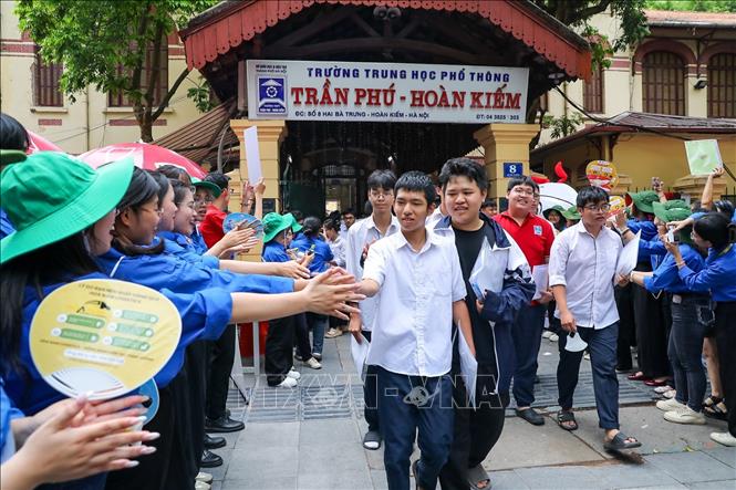 Thí sinh hoàn thành bài thi môn Toán Kỳ thi tốt nghiệp THPT năm 2025 tại điểm thi trường THPT Trần Phú (quận Hoàn Kiếm). Ảnh: Khánh Hoà - TTXVN