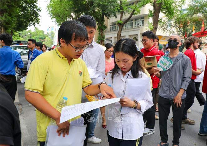 Thí sinh hoàn thành bài thi môn Toán Kỳ thi tốt nghiệp THPT năm 2025 tại điểm thi trường THPT Trần Phú (quận Hoàn Kiếm). Ảnh: Khánh Hoà - TTXVN